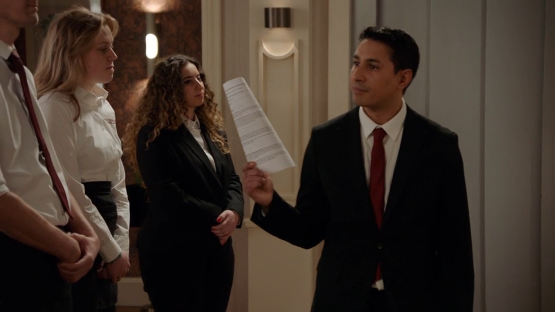 Marwan neemt zijn personeel de maat